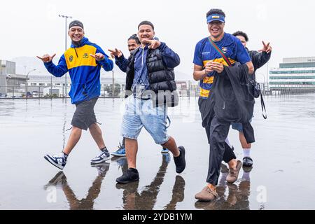 Wellington, Neuseeland, 26. Oktober 2024. Fans der Bay of Plenty posieren für ein Foto vor dem Bunnings Warehouse NPC Finale zwischen den Wellington Lion's und Bay of Plenty im Sky Stadium in Wellington, Neuseeland. Quelle: James Foy/Alamy Live News Stockfoto