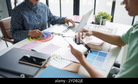 Geschäftsleute treffen sich Designideen professioneller Investor, der ein neues Start-up-Projekt arbeitet. Geschäftsleute, die über Tog diskutieren Stockfoto