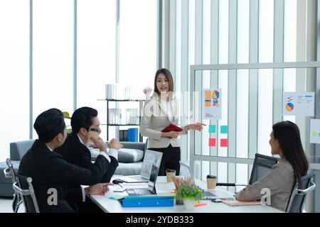 Junge asiatische Frauen, die im neuen Unternehmerteam arbeiten. Das Projekt wurde erfolgreich zur Zufriedenheit präsentiert Stockfoto