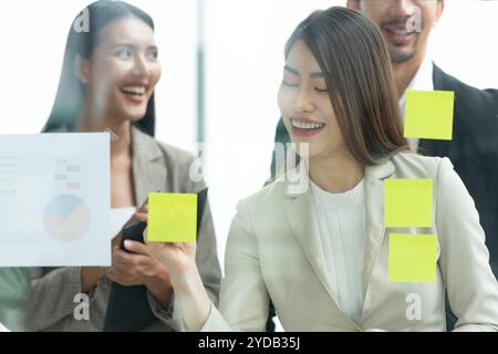 Jungunternehmer in Asien organisieren Treffen, um Informationen auf Glastafeln zu sammeln und zu prüfen Stockfoto