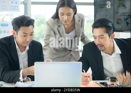 Asiens Jungunternehmer, um die beste Investitionsschlussfolgerung zu erzielen Stockfoto