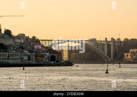 Brücke von Arrabida (Ponte da Arrabida) über den Duoro, Poto, Portugal. Stockfoto