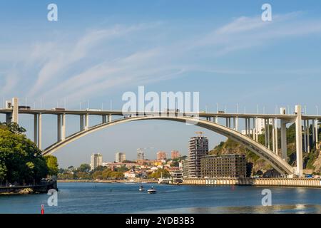 Brücke von Arrabida (Ponte da Arrabida) über den Duoro, Poto, Portugal. Stockfoto