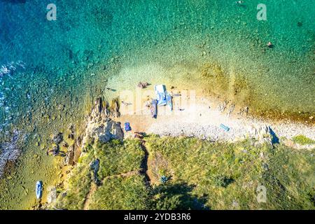 Idyllischer Strand auf der Insel Rab aus der Vogelperspektive Stockfoto