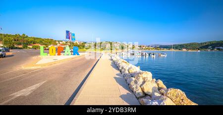 Stadt Lopar auf der Insel Rab Schild und Blick auf den Strand Stockfoto