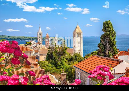 Vier Türme mit Blick auf die historische Stadt Rab Stockfoto