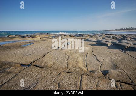 Felsplattformen und Felsvorsprünge ragen in den Ozean an der Point Cartwright Landzunge Mooloolaba Queensland Stockfoto