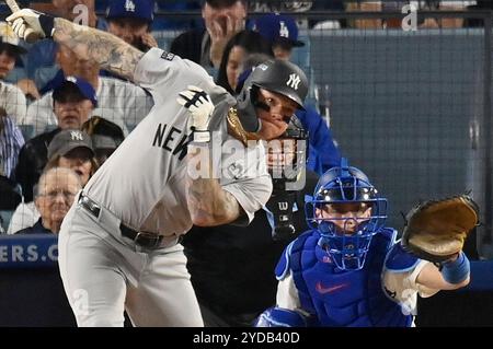 Los Angeles, Usa. Oktober 2024. New York Yankees Alex Verdugo trifft eine Single im vierten Inning gegen die Los Angeles Dodgers im ersten Spiel der MLB World Series im Dodger Stadium am Freitag, den 25. Oktober 2024. Foto: Jim Ruymen/UPI Credit: UPI/Alamy Live News Stockfoto