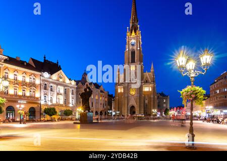 Novi Sad, Serbien - 29. Juni 2024: Der Freiheitsplatz ist der Hauptplatz in Novi Sad, Region Vojvodina in Serbien bei Sonnenaufgang Stockfoto