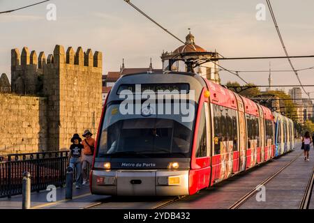 Die U-Bahn-Linie auf der Brücke Dom Luís I und die Mauern von Dom Fernando oder Fernandine, Fluss Douro, Porto, Portugal. Stockfoto