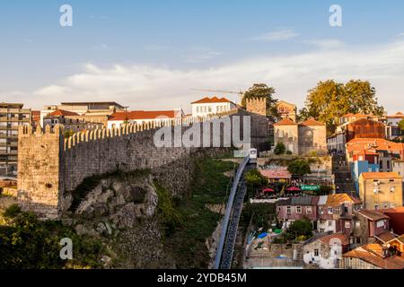 Die Mauern von Dom Fernando oder Fernandine Mauern, Porto, Portugal. Stockfoto