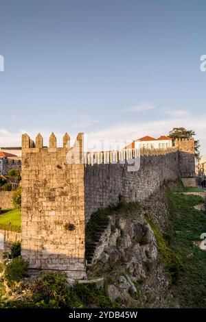 Die Mauern von Dom Fernando oder Fernandine Mauern, Porto, Portugal. Stockfoto