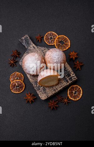 Runde, hausgemachte Käse-Donuts glasiert mit Zitrusgeschmack Stockfoto