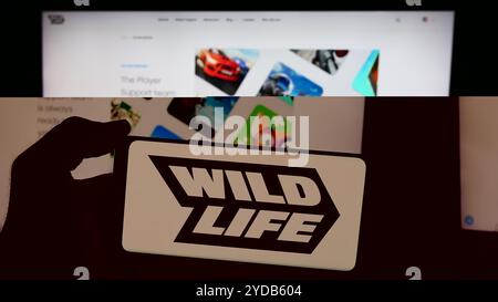 Deutschland. Juni 2024. In dieser Abbildung hält eine Person ein Mobiltelefon mit dem Logo des brasilianischen Spieleunternehmens Wild Life Inc. (Wildlife Studios) vor der Webseite. (Credit Image: © Timon Schneider/SOPA Images via ZUMA Press Wire) NUR REDAKTIONELLE VERWENDUNG! Nicht für kommerzielle ZWECKE! Stockfoto