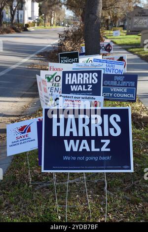 Venedig, Florida, USA – 24. Oktober 2024: Harris/Walz „We’re not Going Back“-Schild und andere lokale politische Schilder für die Parlamentswahlen 2024 auf der Straße. Stockfoto