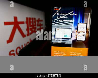 Deutschland. Juni 2024. In dieser Abbildung hält eine Person ein Handy mit der Website des chinesischen Autohandmarktes Souche Holdings Ltd. Vor dem Logo. (Credit Image: © Timon Schneider/SOPA Images via ZUMA Press Wire) NUR REDAKTIONELLE VERWENDUNG! Nicht für kommerzielle ZWECKE! Stockfoto