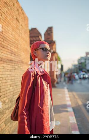 Gen z Mädchen Ledermode mit Punk asiatische Frau Tourist der lokalen Stadt Südostasien Reise trendige rosa Frisur junge Frau Stockfoto