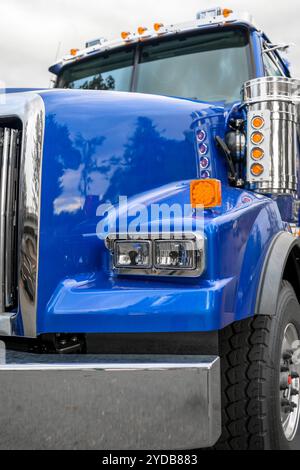 Industrieträger, Big Rig Blue Day Cab Motorhaube, mit Scheinwerfer und zusätzlichen Seiten- und Dachleuchten sowie Chromteilen und neuen Reifen stan Stockfoto