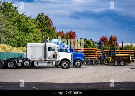Industrieträger, Big Rig Blue Day Cab Motorhaube, mit Scheinwerfer und zusätzlichen Seiten- und Dachleuchten sowie Chromteilen und neuen Reifen stan Stockfoto