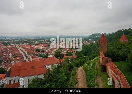 Blick vom Schloss Trausnitz in die Altstadt von Landshut, Deutschland. Stockfoto