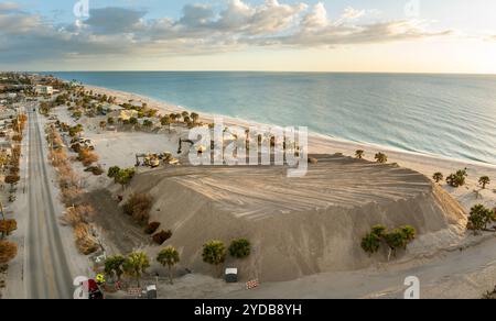 Hurrikan Milton nach der Säuberung. Sandhaufen am Charlotte County Sandempfänger am Englewood Beach auf Manasota Key Stockfoto