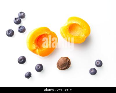 Flachbild-Foto von Aprikose und Heidelbeeren. Stockfoto