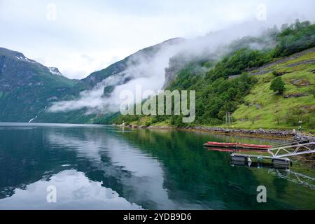Nebeliger Morgen in den norwegischen Fjorden, Geiranger Fjord Stockfoto