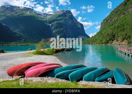 Kanus ruhend an einem norwegischen Fjord, Lovatnet See Lodal Valley. Stockfoto