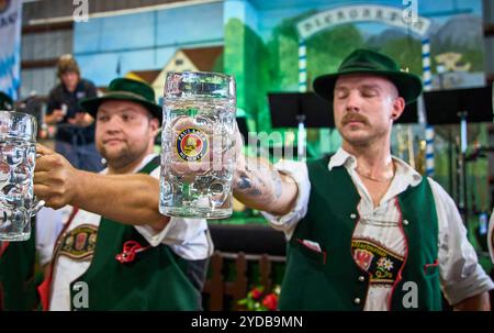 Mitglieder der deutschen Whip Cracking-Gruppe Goa?lschnoizer nehmen am Stein Holding Contest am 12. Oktober 2024 in Lake Worth, FL Teil. Das 50. Jährliche Oktoberfest des American German Club. itís das größte und authentischste Oktoberfest in Südflorida. Zwischen den beiden Wochenenden (12-14. Oktober und 18.-20. Oktober) nahmen rund hundert Menschen an der Veranstaltung Teil. Stockfoto