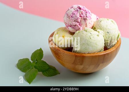 Kugeln mit hausgemachtem Eis. Stockfoto