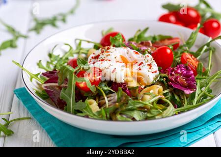 Vegetarischer Salat mit pochierten oder Benedikt-Eiern. Stockfoto