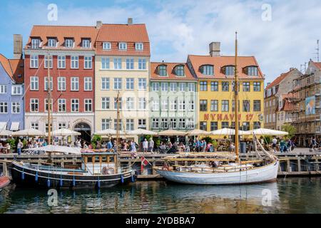 Kopenhagen Hafenboote und farbenfrohe Gebäude Stockfoto
