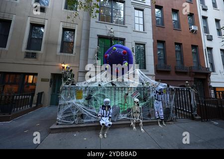 Ein UFO-thematischer Vordereingang mit einer fliegenden Untertasse vor einem Upper East Side Stadthaus in New York, N.Y., Dienstag, 15. Oktober 2024. (Foto: Gordon Donovan) Stockfoto