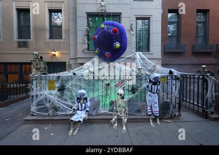 Ein UFO-thematischer Vordereingang mit einer fliegenden Untertasse vor einem Upper East Side Stadthaus in New York, N.Y., Dienstag, 15. Oktober 2024. (Foto: Gordon Donovan) Stockfoto