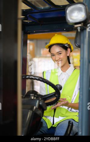 Weibliche Arbeitnehmerin, die einen Gabelstapler fährt und Waren im Lager bewegt und den Gabelstaplerbetrieb übt Stockfoto