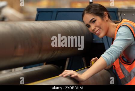 Porträt einer asiatischen Frau mit großen Maschinen, die in schweren Industrieanlagen eingesetzt werden. Stockfoto