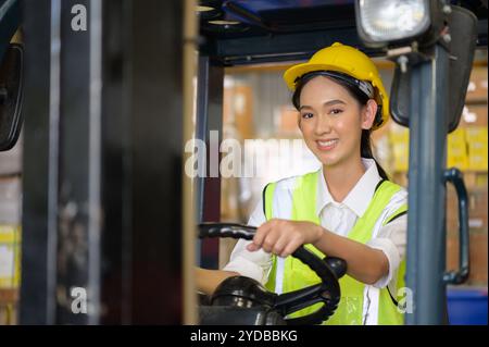 Weibliche Arbeitnehmerin, die einen Gabelstapler fährt und Waren im Lager bewegt und den Gabelstaplerbetrieb übt Stockfoto