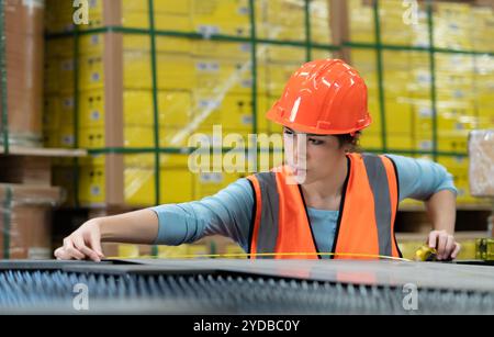 Porträt einer asiatischen Frau mit großen Maschinen, die in schweren Industrieanlagen eingesetzt werden. Stockfoto