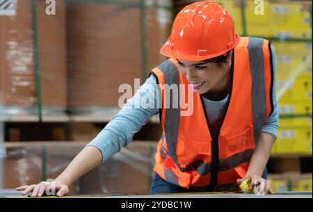 Porträt einer asiatischen Frau mit großen Maschinen, die in schweren Industrieanlagen eingesetzt werden. Stockfoto