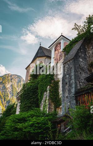 Blick auf die Pfarrkirche Mariä Himmelfahrt in Hallstatt, Österreich. Stockfoto