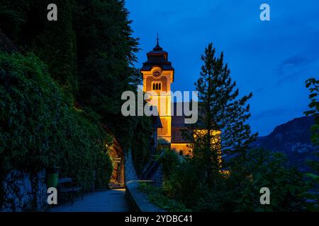 Blick auf die Pfarrkirche Mariä Himmelfahrt in Hallstatt, Österreich. Stockfoto