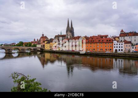 Panoramablick auf die Regensburger Altstadt an der Donau in Deutschland. Stockfoto