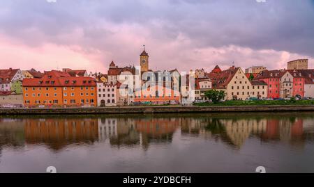 Panoramablick auf die Regensburger Altstadt an der Donau in Deutschland. Stockfoto