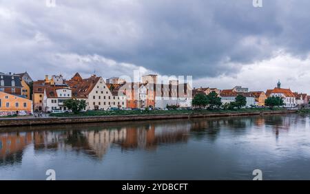 Panoramablick auf die Regensburger Altstadt an der Donau in Deutschland. Stockfoto