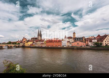 Panoramablick auf die Regensburger Altstadt an der Donau in Deutschland. Stockfoto