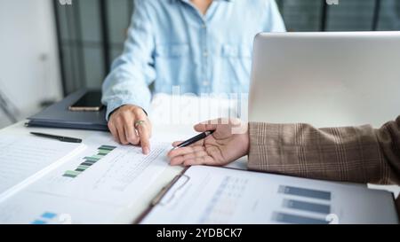 Geschäftsmann Wirtschaftsprüfer oder interne Mitarbeiter des Steuerdienstes prüfen Jahresabschlüsse Unternehmen Audit Â Buchhaltungssteuer. Stockfoto