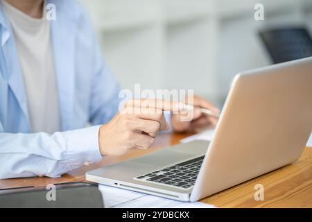 Geschäftsmann, der mit einem Laptop arbeitet, Hände auf einer Tastatur tippen. Professioneller Investor, der ein neues Start-up-Projekt durchführt. bu Stockfoto