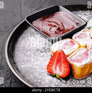 Pfannkuchen mit Schlagsahne und Erdbeeren Stockfoto