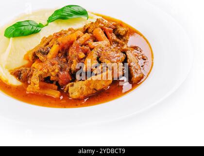 Mittagessen mit Rindfleisch-Bourguignon-Eintopf, serviert mit Kartoffelpüree auf einem Teller Stockfoto