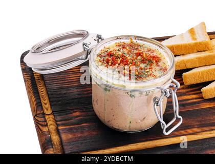 Köstliche Leberpastete auf Holzbrett Stockfoto